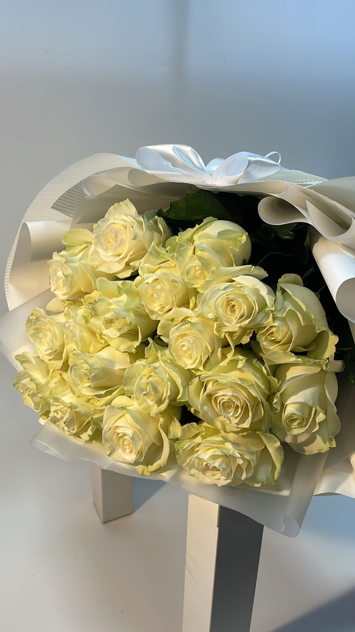 Bukiet Kremowych Róż – bukiet kwiatów Trzcianka, Kwiaciarnia Floragrafik